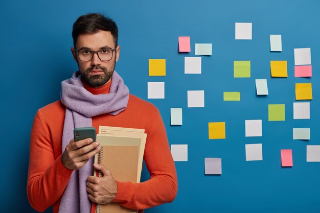 Bearded male organizing his tasks using sticky notes