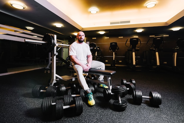 Foto gratuita l'uomo barbuto prima dell'allenamento