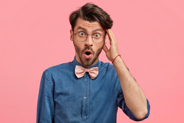 Free photo bearded man in denim shirt and pink bowtie