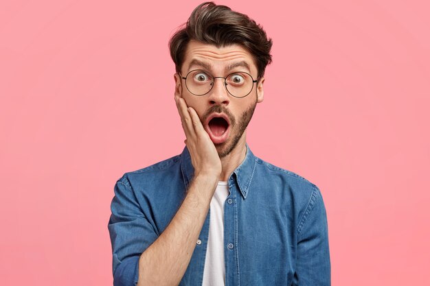 デニムシャツと丸いメガネのひげを生やした男