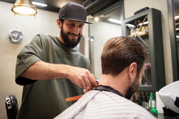 Бородатый мужчина стрижется в парикмахерской