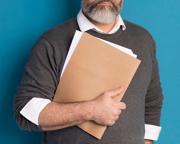 Free photo bearded man holding business documents