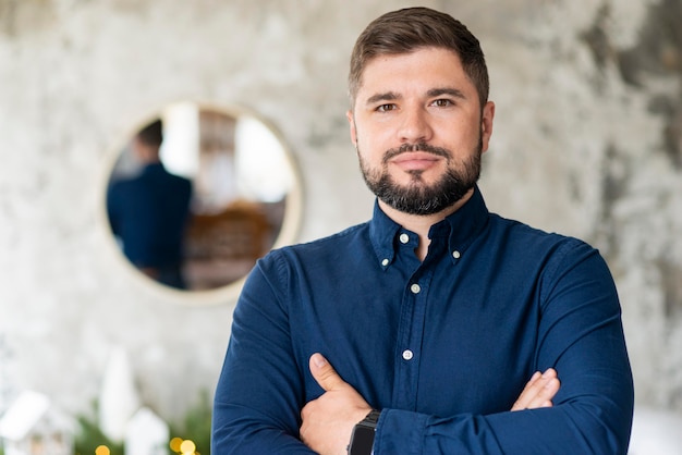 Free photo bearded man holding his arms crossed on christmas