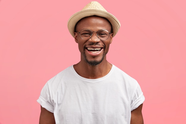 Free photo bearded man in white t-shirt and straw hat