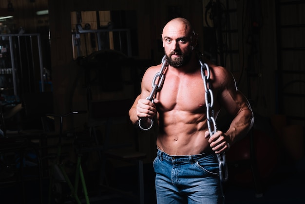 Free photo bearded man with chain