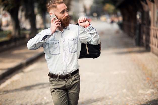 Free photo bearded man with phone