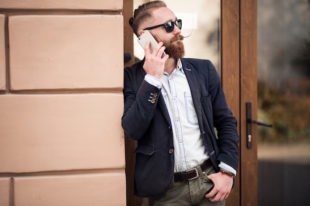 Бородатый мужчина с телефоном