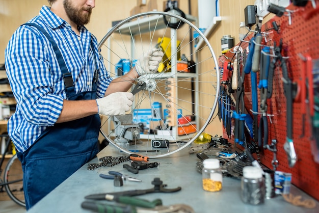 Free photo bearded mechanic concentrated on work