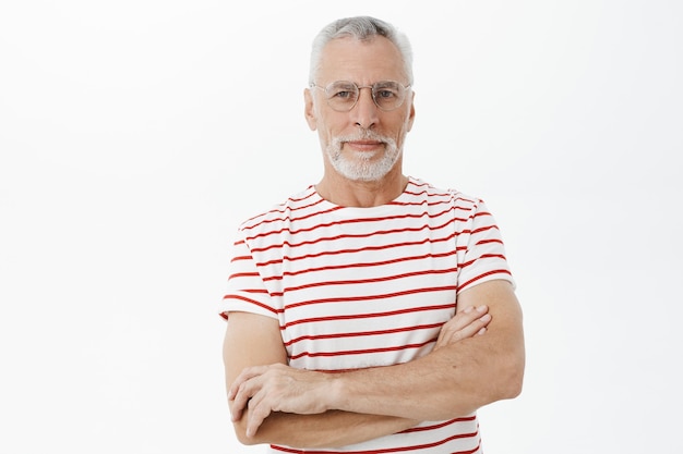 Free photo bearded old man in striped tshirt