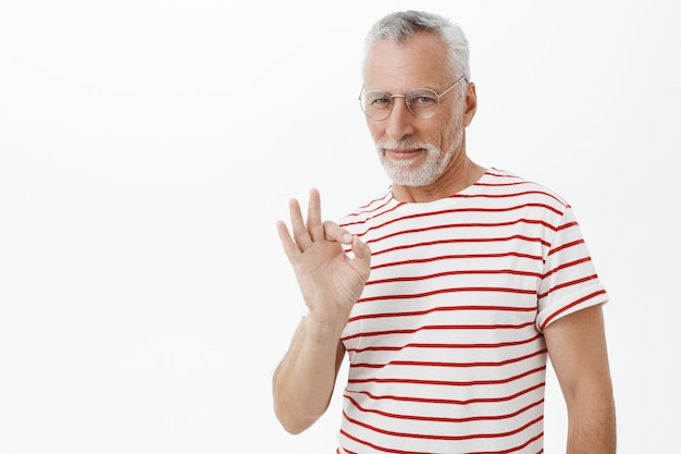 Бородатый старик в полосатой футболке