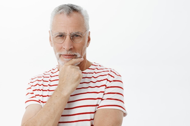 Бородатый старик в полосатой футболке