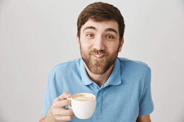 青いTシャツと若い男のひげを生やした肖像画