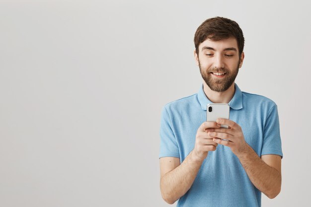 青いTシャツと若い男のひげを生やした肖像画