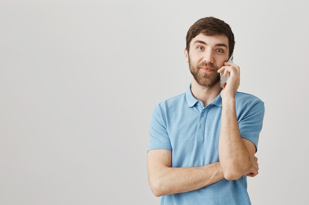 青いTシャツと若い男のひげを生やした肖像画