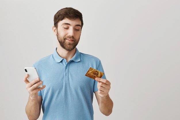 Free photo bearded portrait of a young guy with blue tshirt