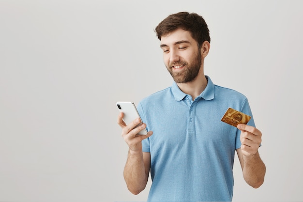 Free photo bearded portrait of a young guy with blue tshirt