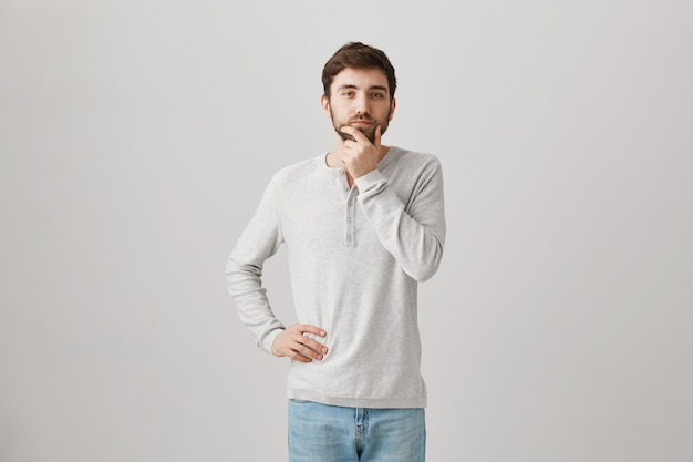Бородатый портрет молодого парня в белой блузке