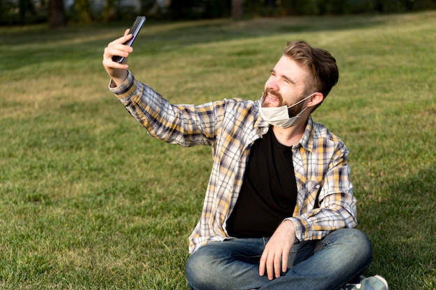 Selfieを取ってひげを生やした若い男