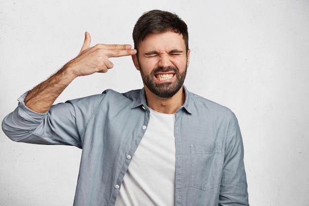 Foto gratuita barbuto giovane uomo che indossa la camicia