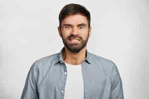 Free photo bearded young man wearing shirt