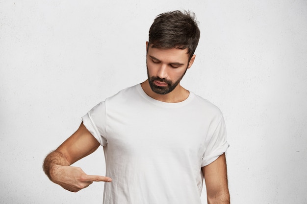 Free photo bearded young man wearing white t-shirt