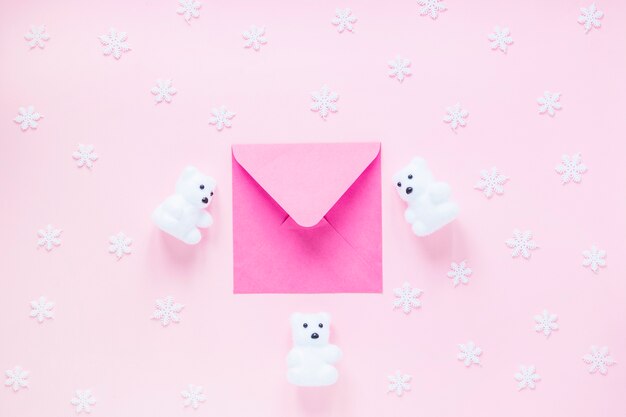 Медведи и снежинки вокруг конверта