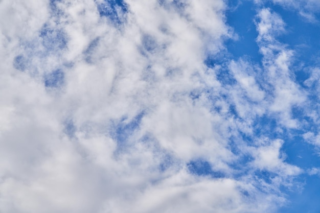 Free photo beatiful blue sky with clouds on a sunny day