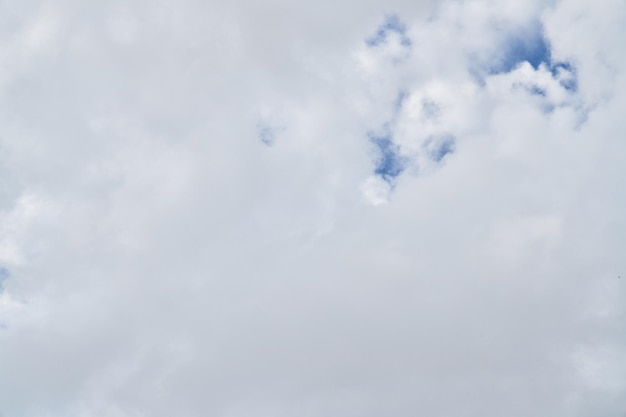 Bel cielo blu con nuvole in una giornata di sole