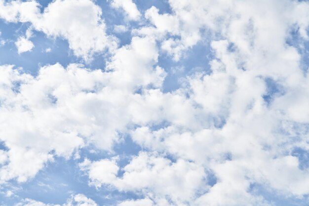 晴れた日の雲と美しい青空