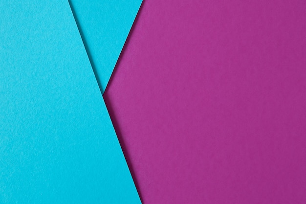 Красивая геометрическая композиция с синим и фиолетовым картоном с copyspace