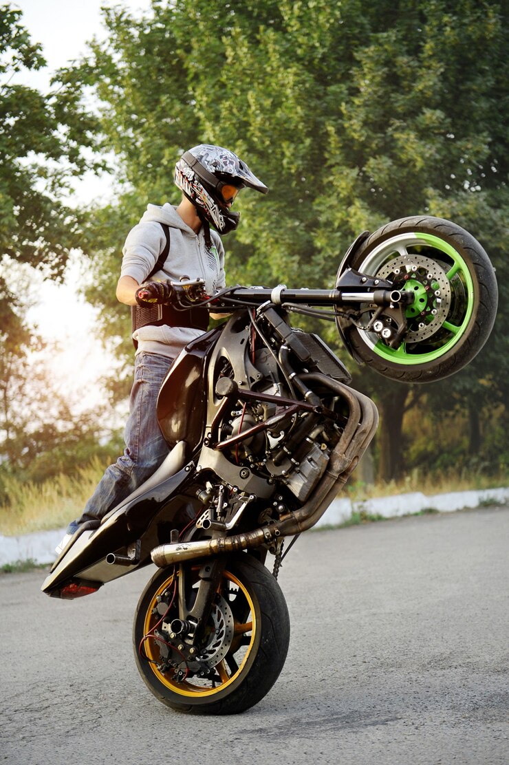Free Photo beatiful sideview of biker riding motorcycle in extreme way