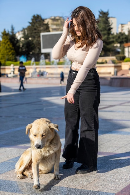 彼女の甘い犬と公園で美しい女の子高品質の写真