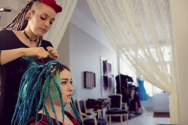 Бесплатное фото Косметолог, укладывающий волосы клиентов