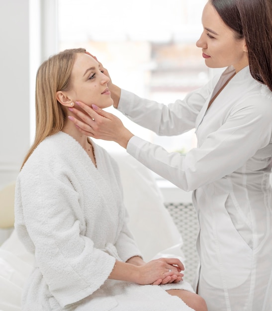 Бесплатное фото Женщина-косметолог в клинике консультирует клиента