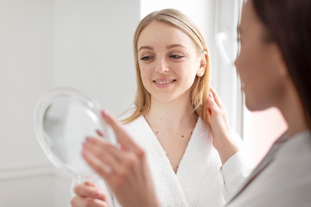 Foto gratuita la donna dell'estetista alla clinica consulta il cliente