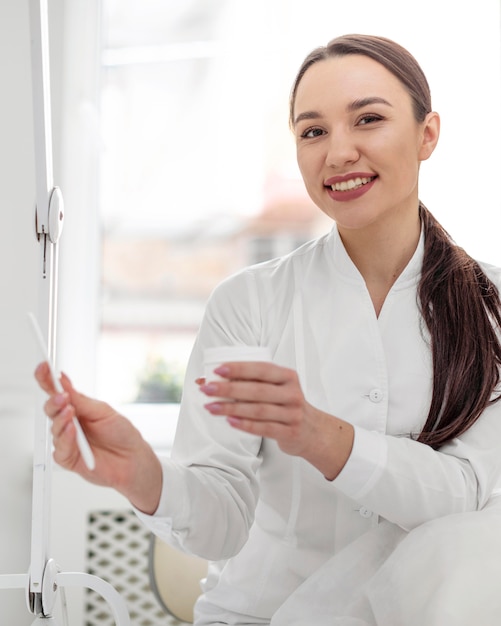 Foto gratuita donna di estetista alla clinica