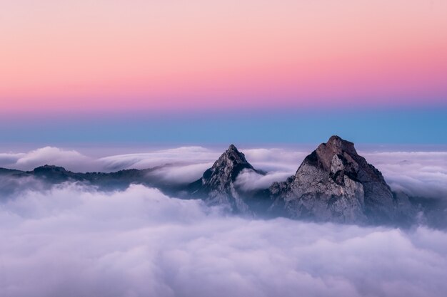아름다운 분홍색과 푸른 하늘 아래 스위스에서 Fronalpstock 산의 아름다운 공중 촬영