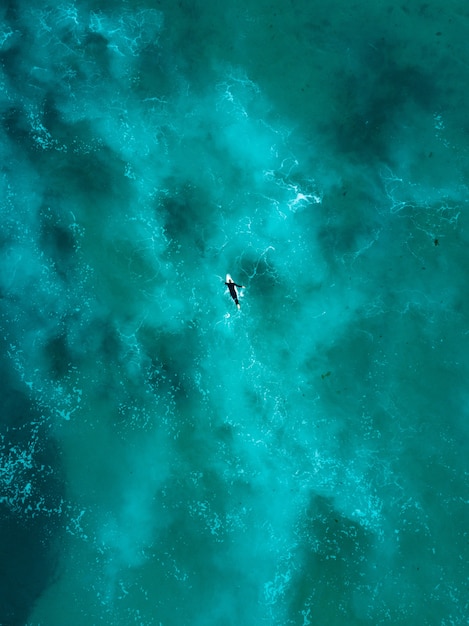 Free photo beautiful aerial shot of ocean waves right from above in bird's eye view