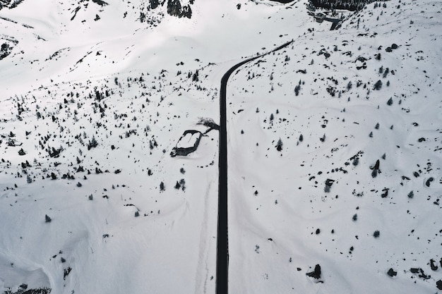Foto gratuita bella ripresa aerea di un campo nevoso bianco