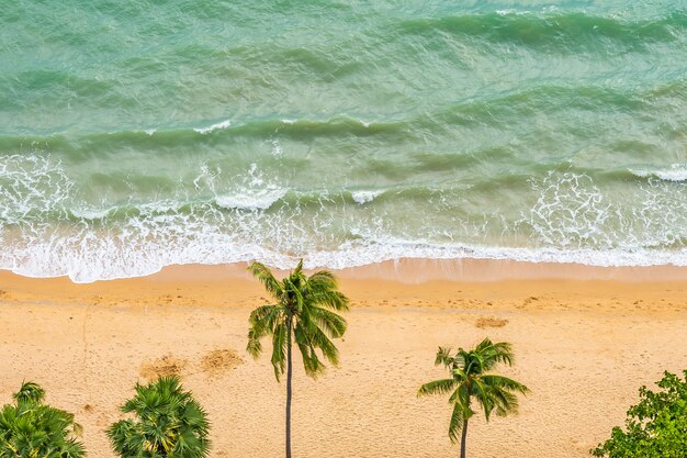 Красивый вид с воздуха на тропическом пляже моря