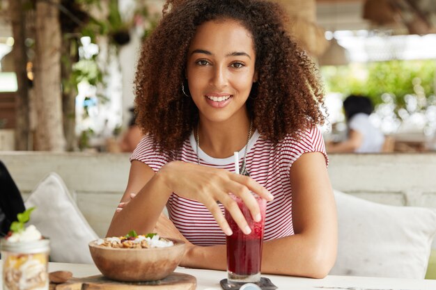 カフェで美しいアフリカ系アメリカ人女性