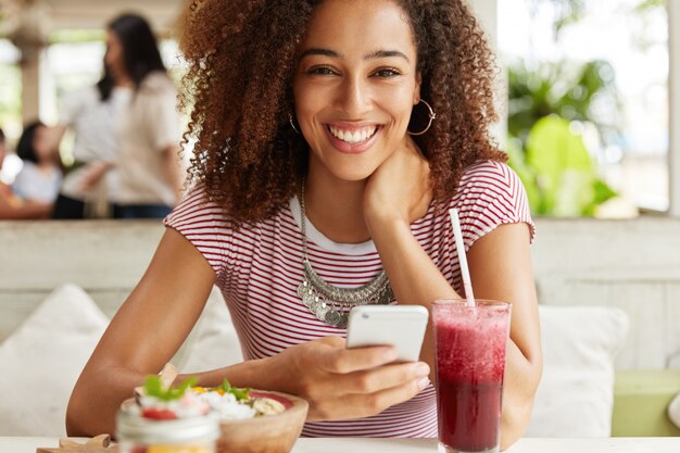 カフェで美しいアフリカ系アメリカ人女性