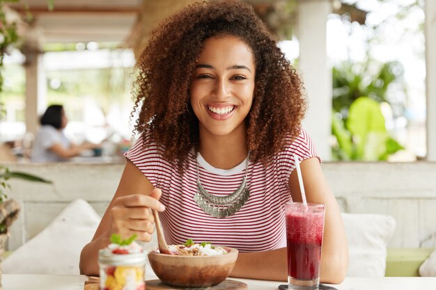 カフェで美しいアフリカ系アメリカ人女性