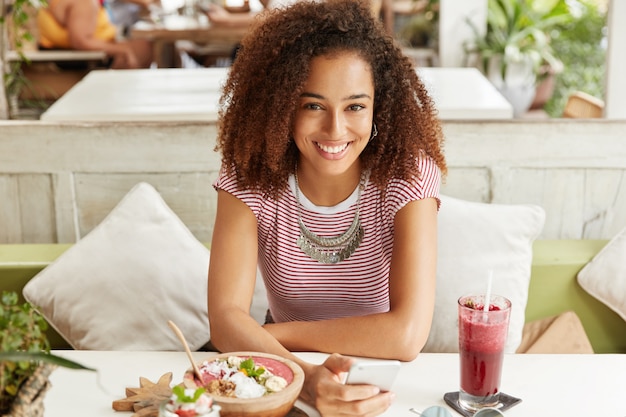 カフェで美しいアフリカ系アメリカ人女性