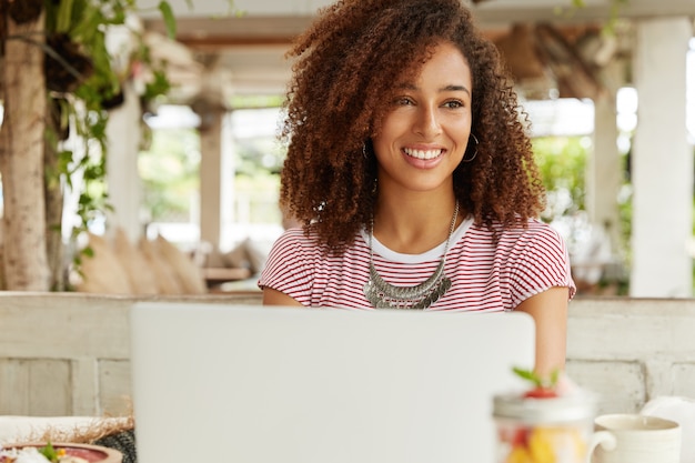 Foto gratuita bella donna afro-americana nella caffetteria