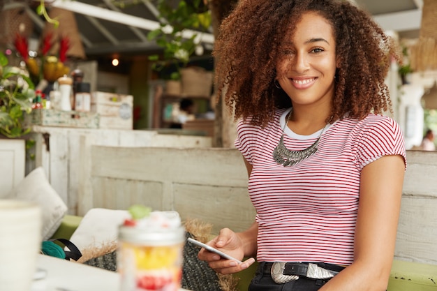 Bella donna afro-americana nella caffetteria