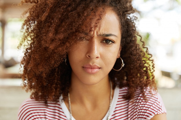 Bella donna afro-americana nella caffetteria