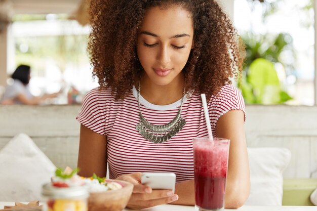 カフェで美しいアフリカ系アメリカ人女性