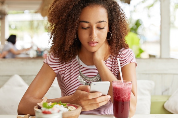 カフェで美しいアフリカ系アメリカ人女性