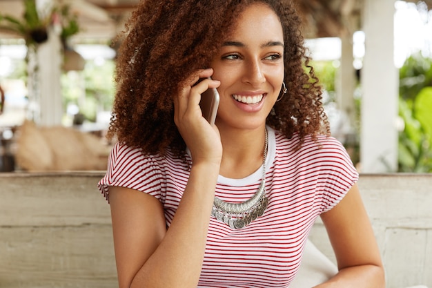 Free photo beautiful african-american woman in cafe